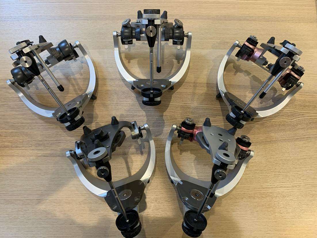 流山のグランツ歯科クリニックでは「調節性咬合器」を用いた精度の良い全顎補綴治療が受けられます。